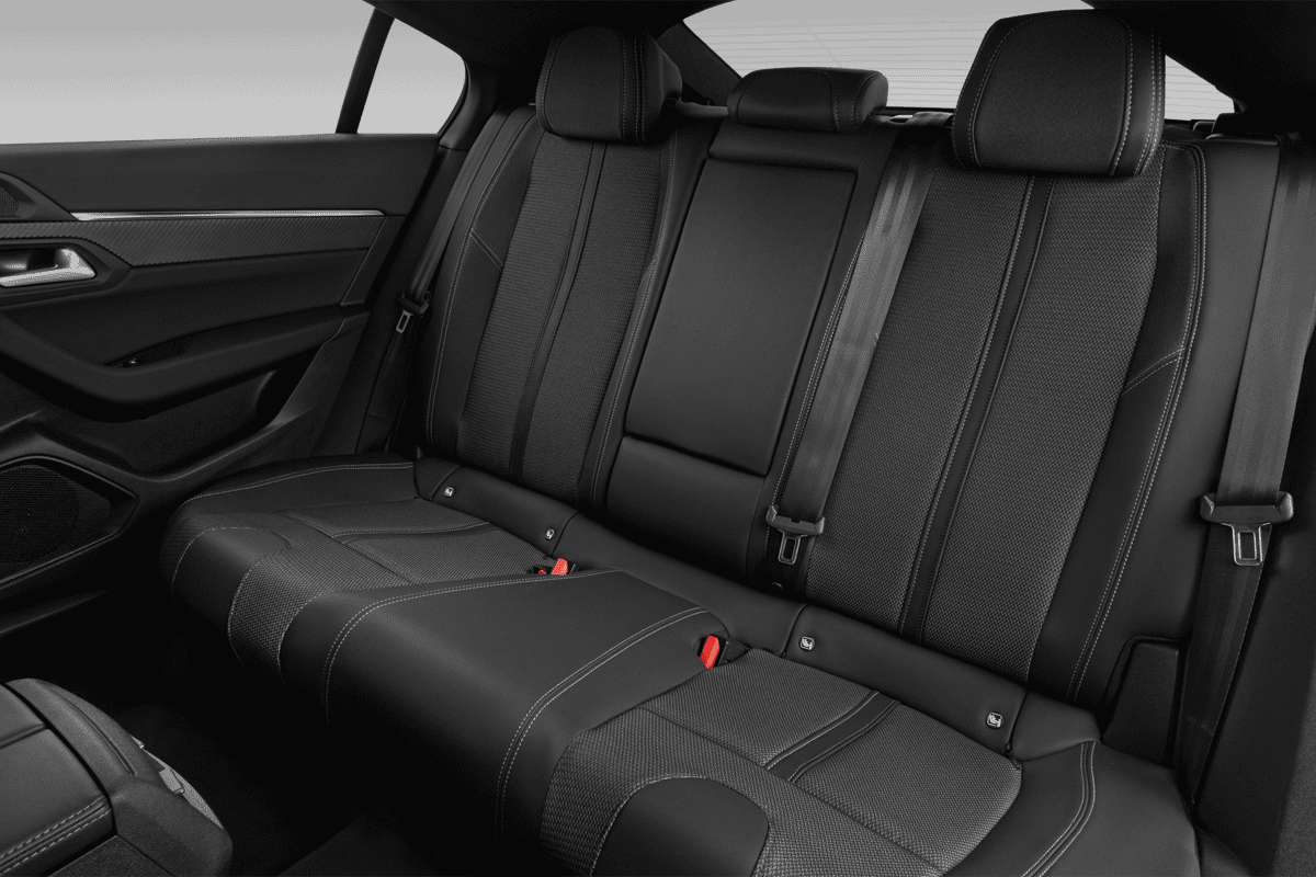 Rücksitzbank eines Peugeot 508 Plug-In-Hybrid