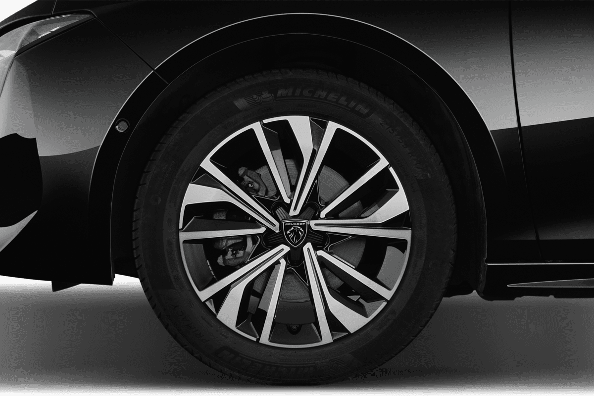 Radkappe oder Felge eines Peugeot 508 Plug-In-Hybrid