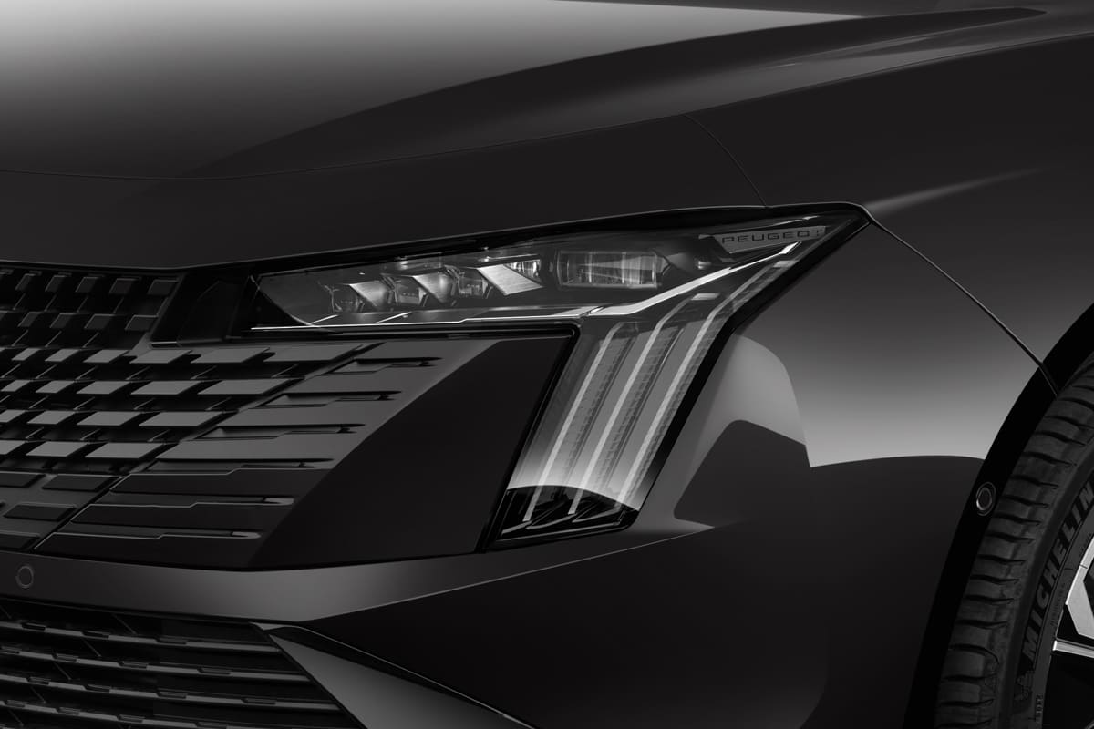 Frontscheinwerfer eines Peugeot 508 SW