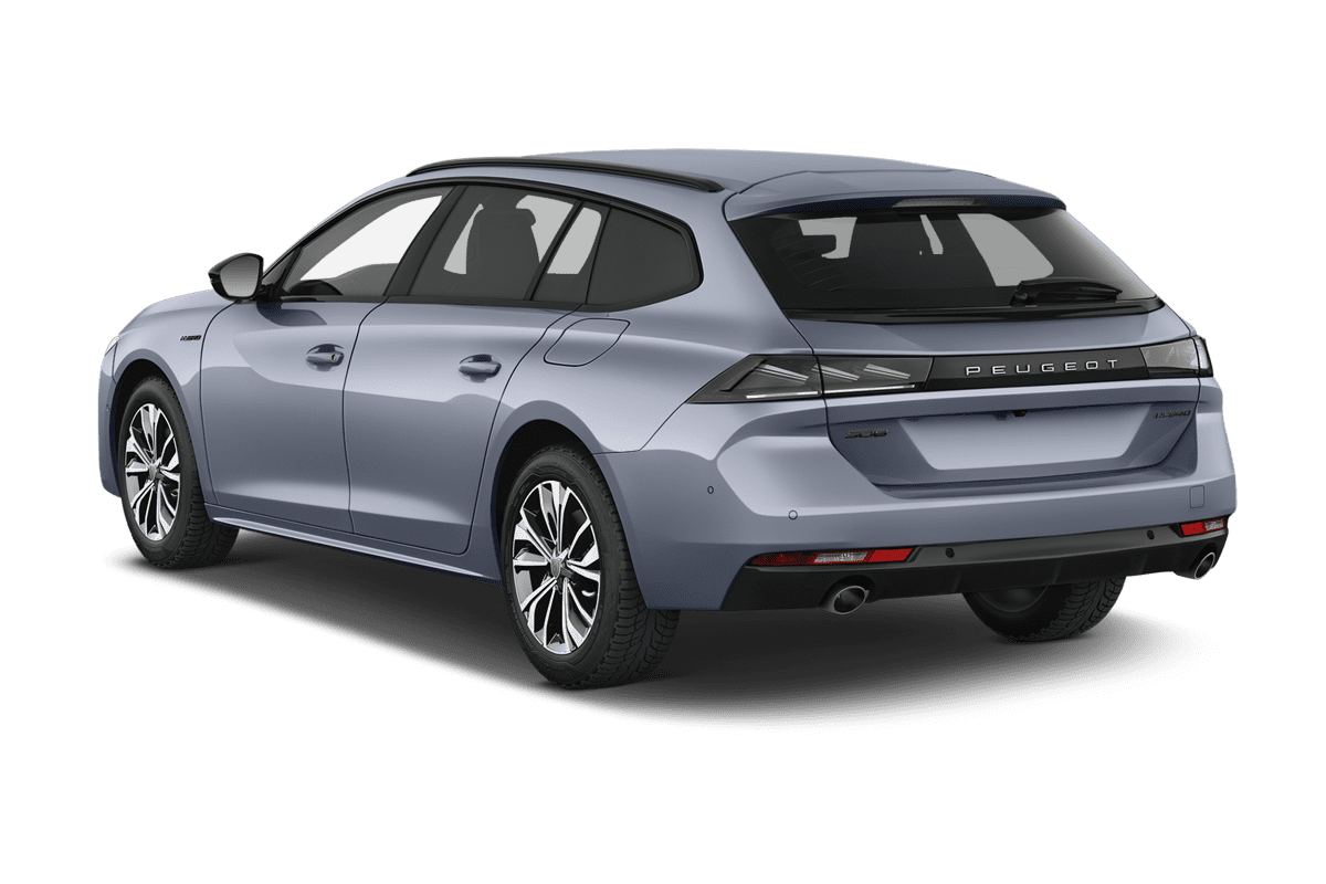 Schräge Heckansicht eines Peugeot 508 SW Plug-In-Hybrid, freigestellt