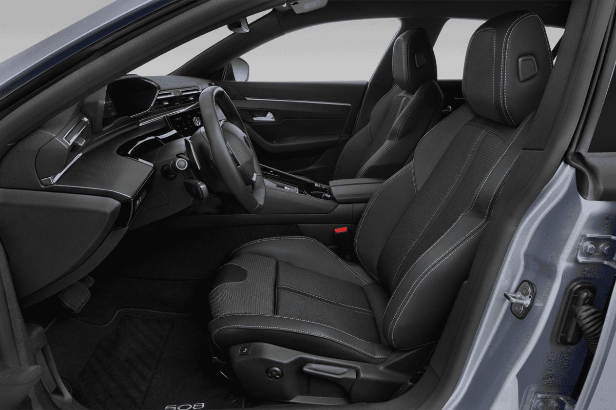 Vordersitze eines Peugeot 508 SW Plug-In-Hybrid