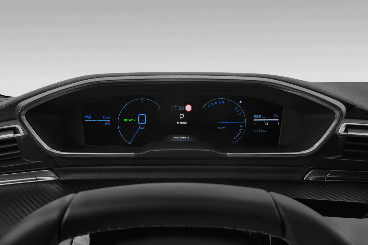 Kombiinstrument eines Peugeot 508 SW Plug-In-Hybrid