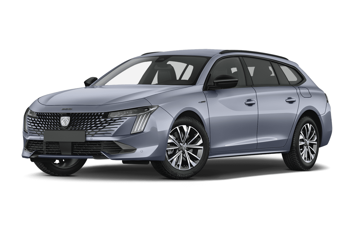 Tiefe, schräge Heckansicht eines Peugeot 508 SW Plug-In-Hybrid, freigestellt