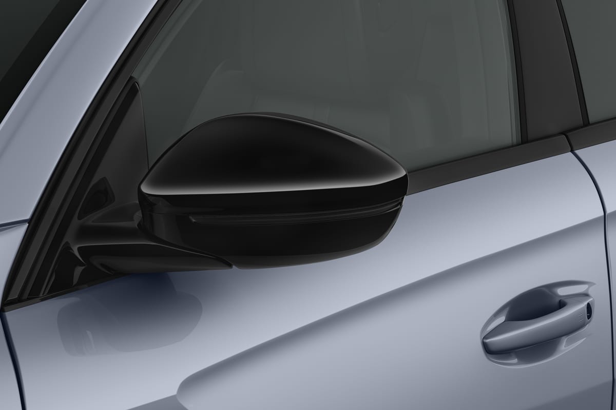 Rückspiegel eines Peugeot 508 SW Plug-In-Hybrid