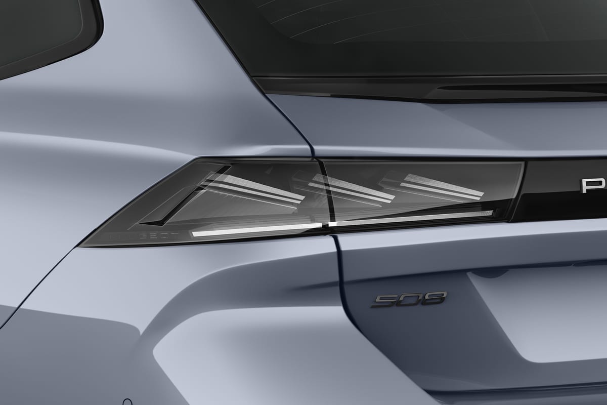 Heckleuchten eines Peugeot 508 SW Plug-In-Hybrid