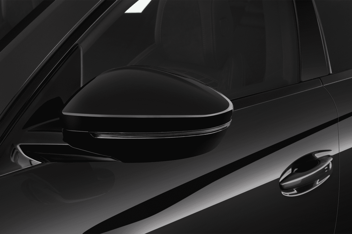 Rückspiegel eines Peugeot 508 SW PSE