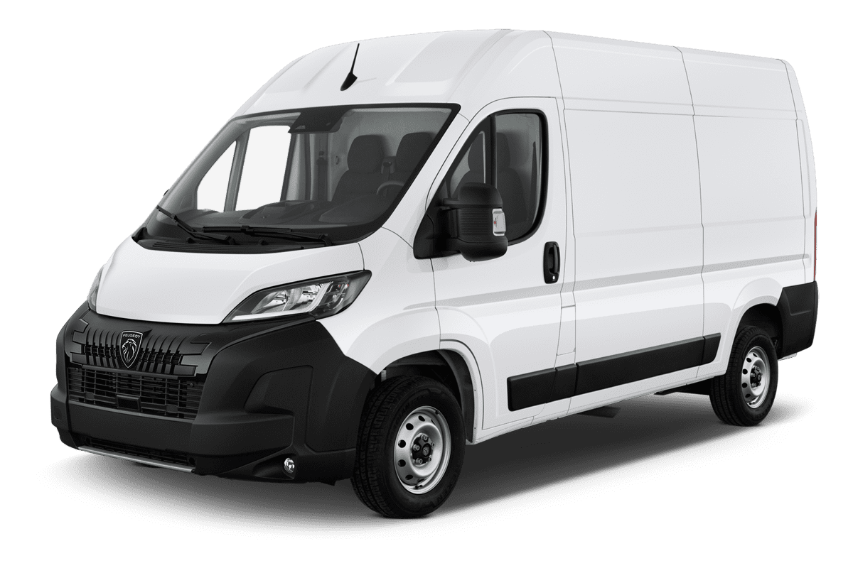 Schräge Frontansicht eines Peugeot e-Boxer, freigestellt