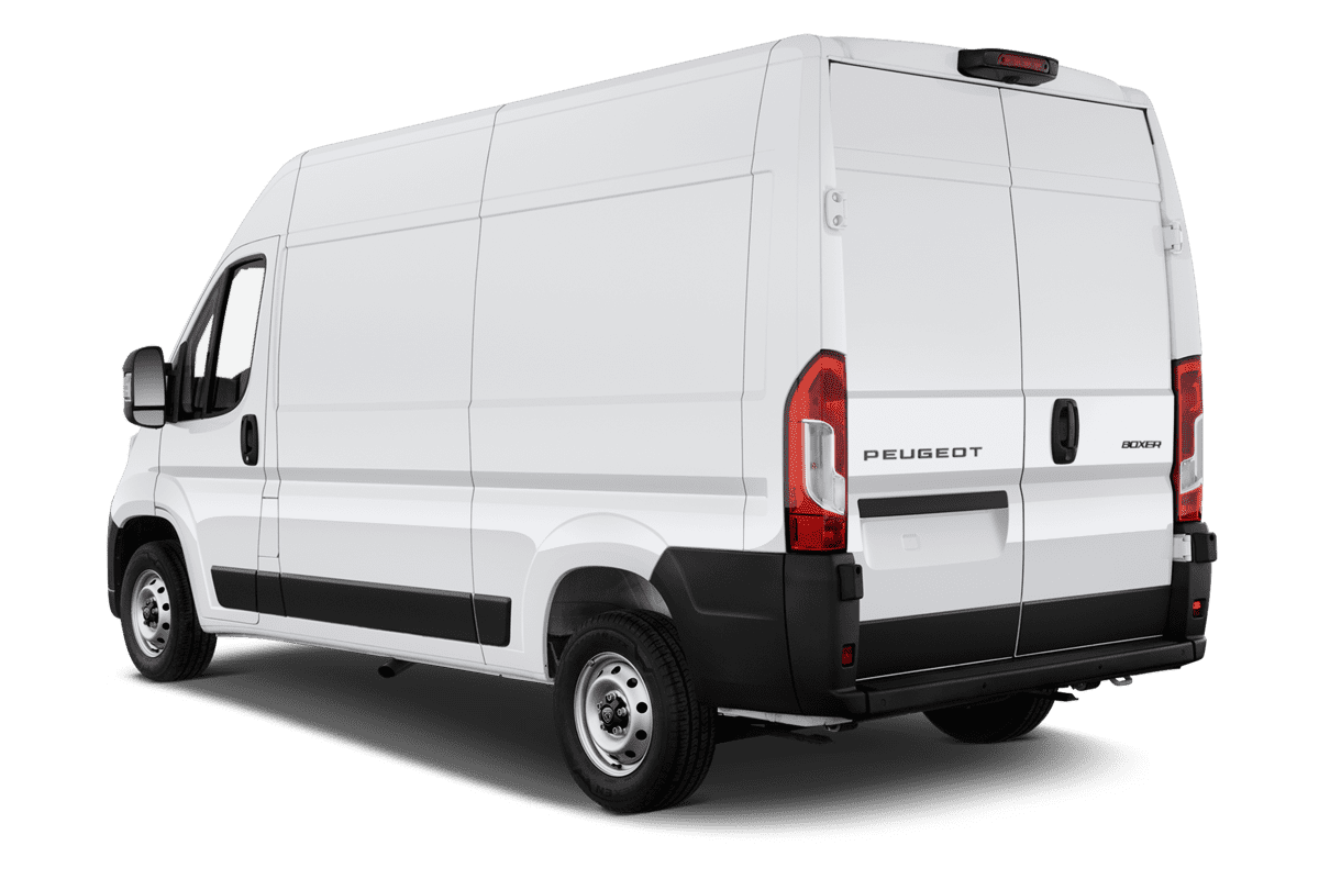 Schräge Heckansicht eines Peugeot e-Boxer, freigestellt