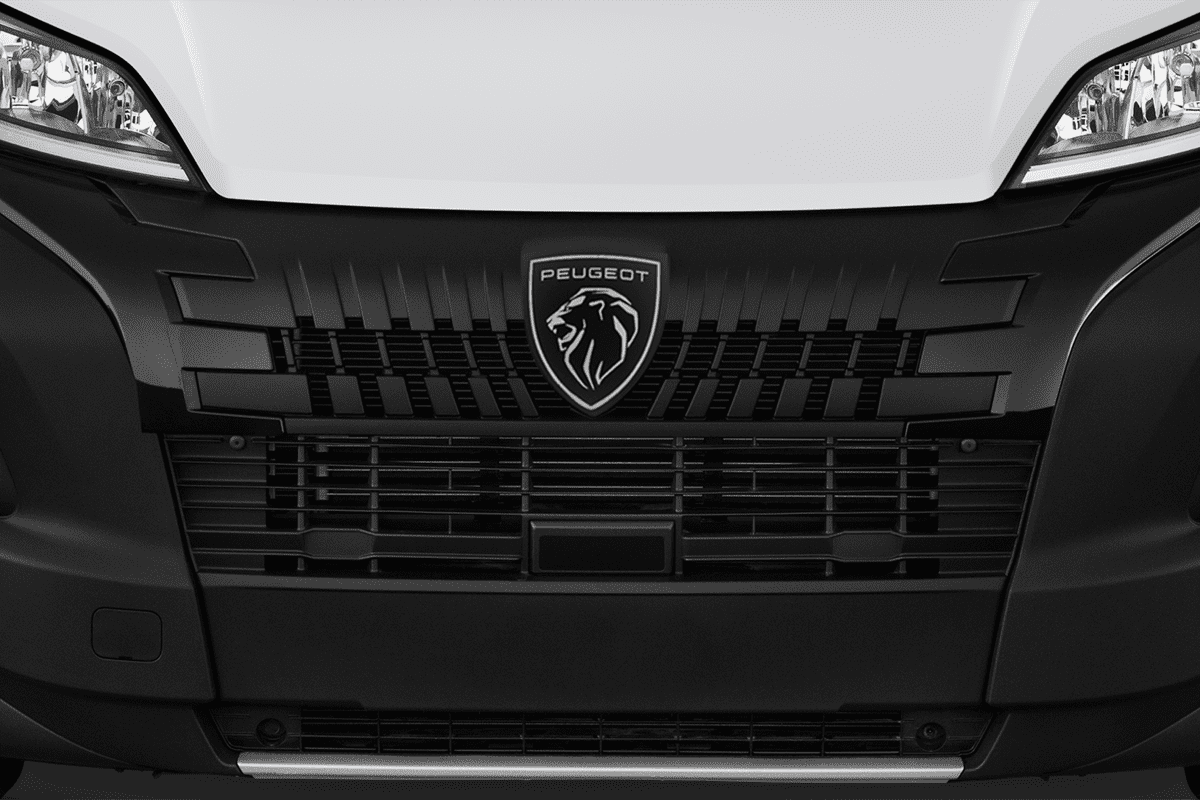 Kühlergrill eines Peugeot e-Boxer