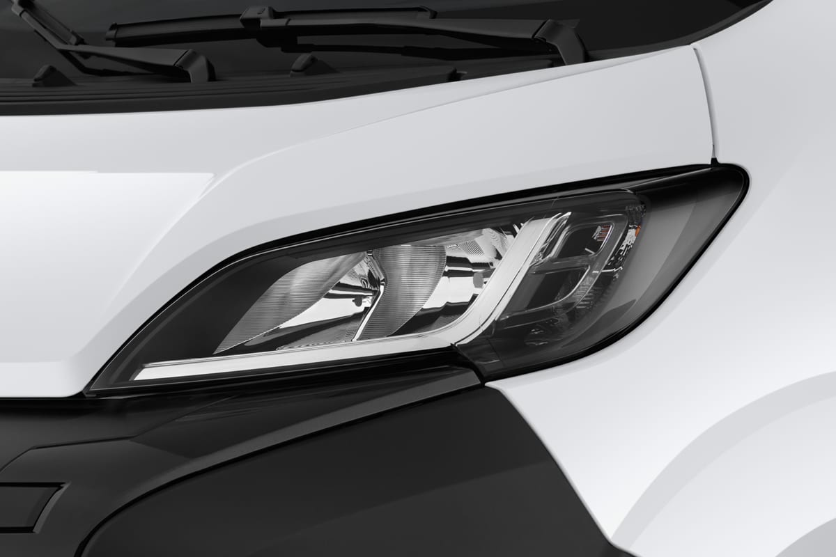 Frontscheinwerfer eines Peugeot e-Boxer