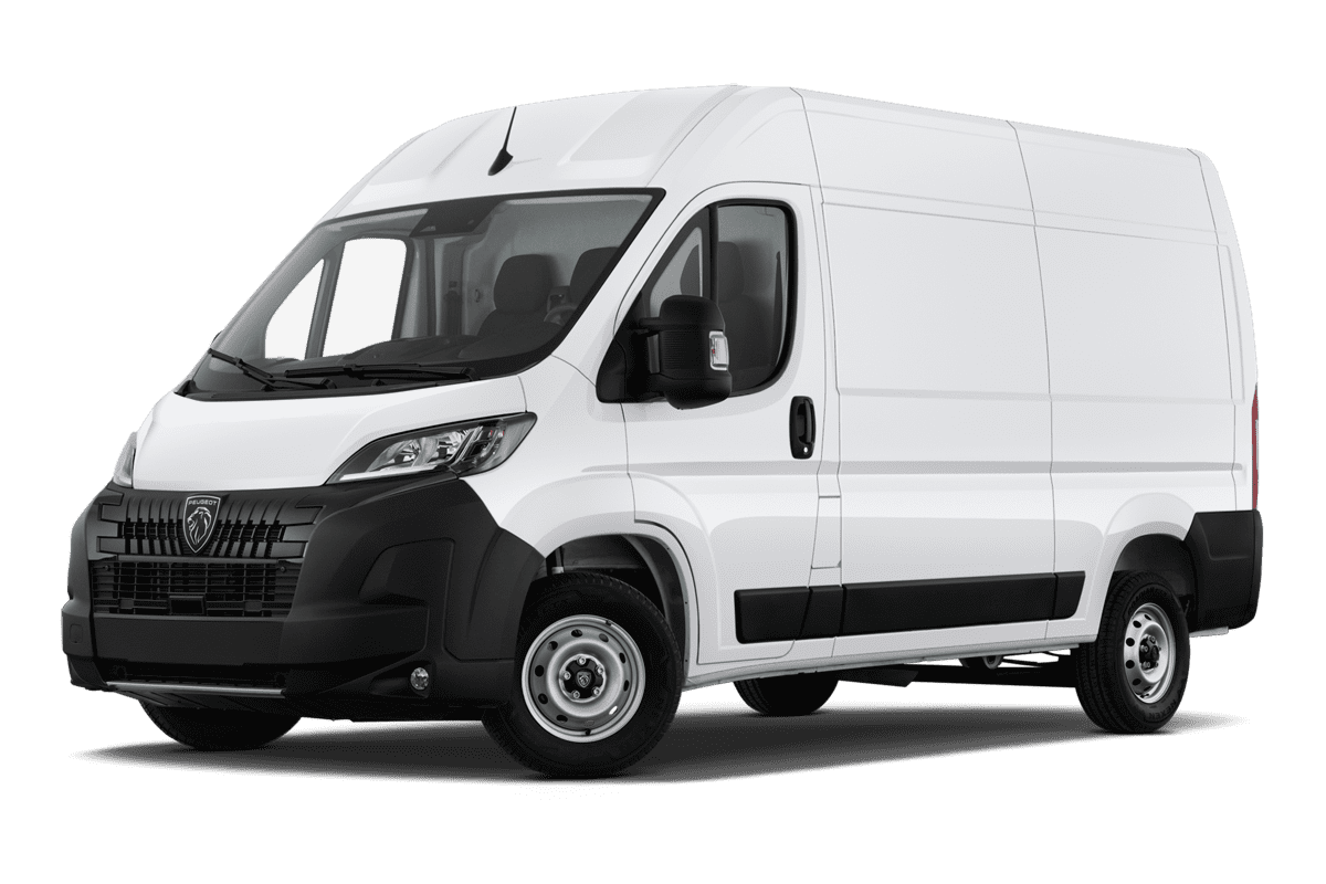 Tiefe, schräge Heckansicht eines Peugeot e-Boxer, freigestellt