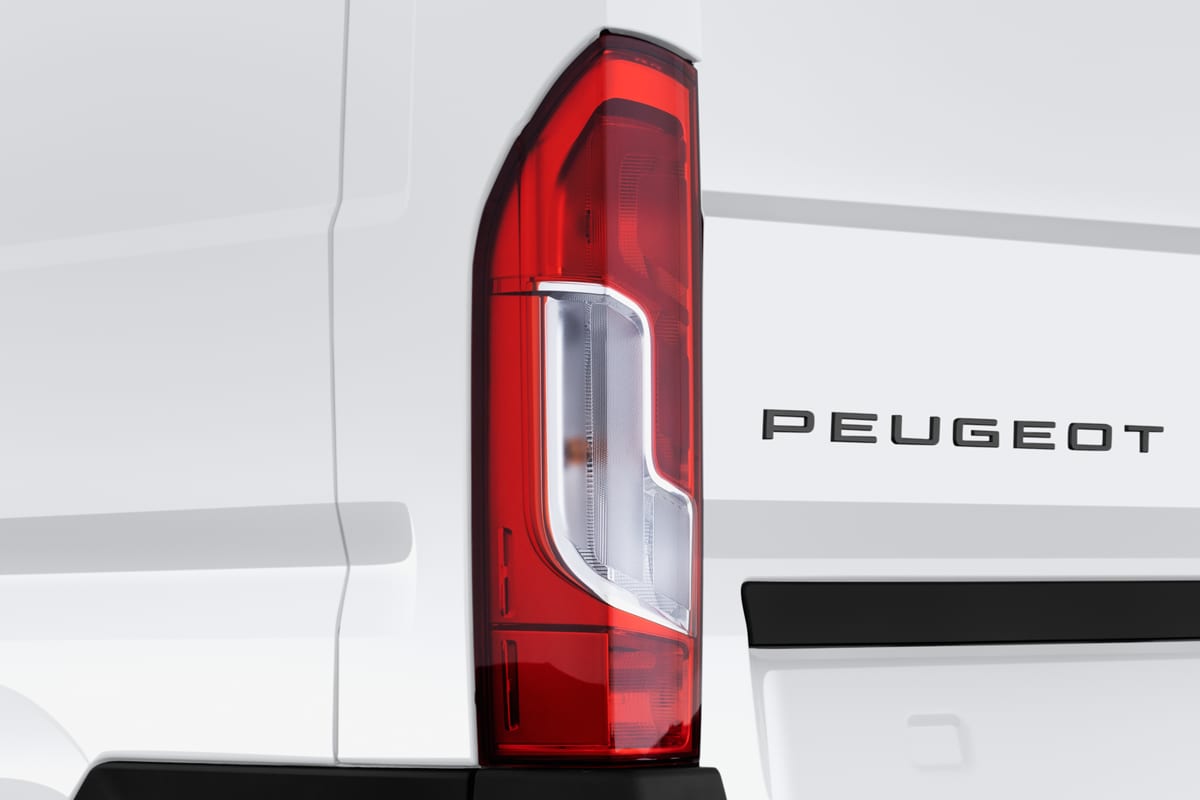 Heckleuchten eines Peugeot e-Boxer