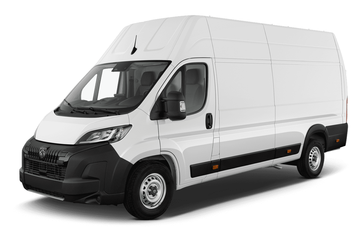 Schräge Frontansicht eines Peugeot Boxer Kastenwagen, freigestellt