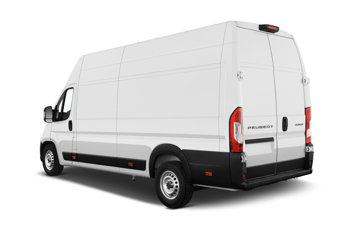 Schräge Heckansicht eines Peugeot Boxer Kastenwagen, freigestellt