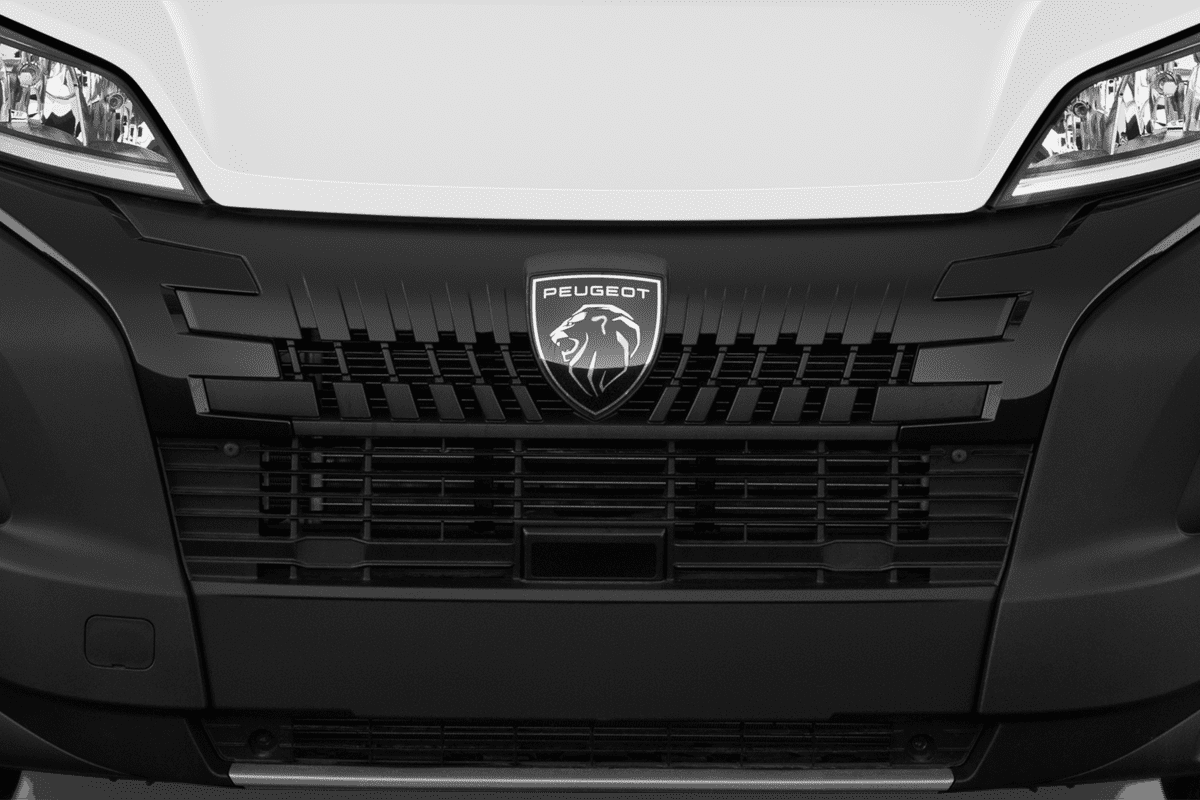 Kühlergrill eines Peugeot Boxer Kastenwagen