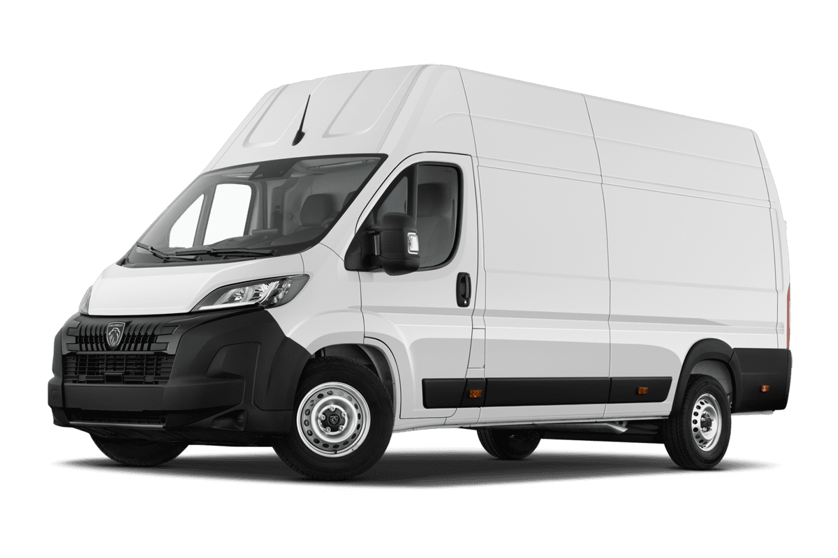 Tiefe, schräge Heckansicht eines Peugeot Boxer Kastenwagen, freigestellt