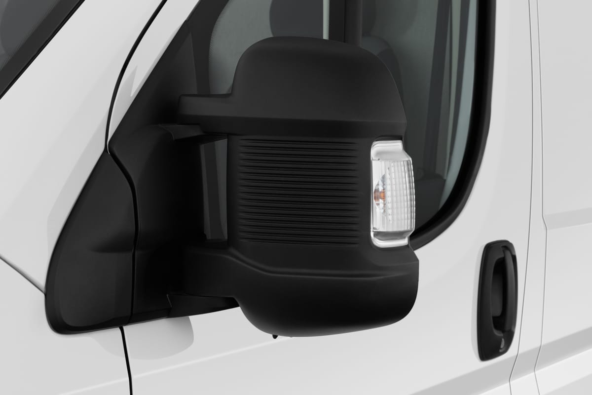 Rückspiegel eines Peugeot Boxer Kastenwagen