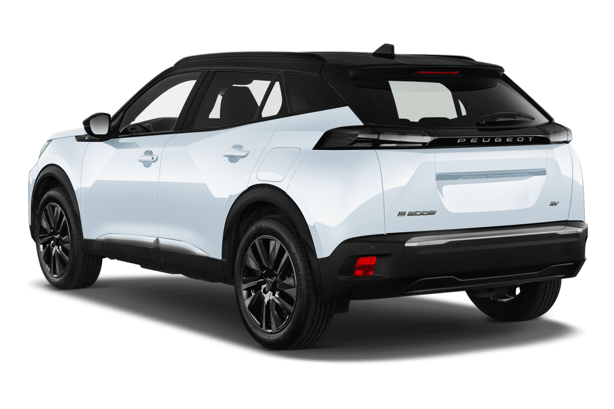Schräge Heckansicht eines Peugeot e-2008, freigestellt