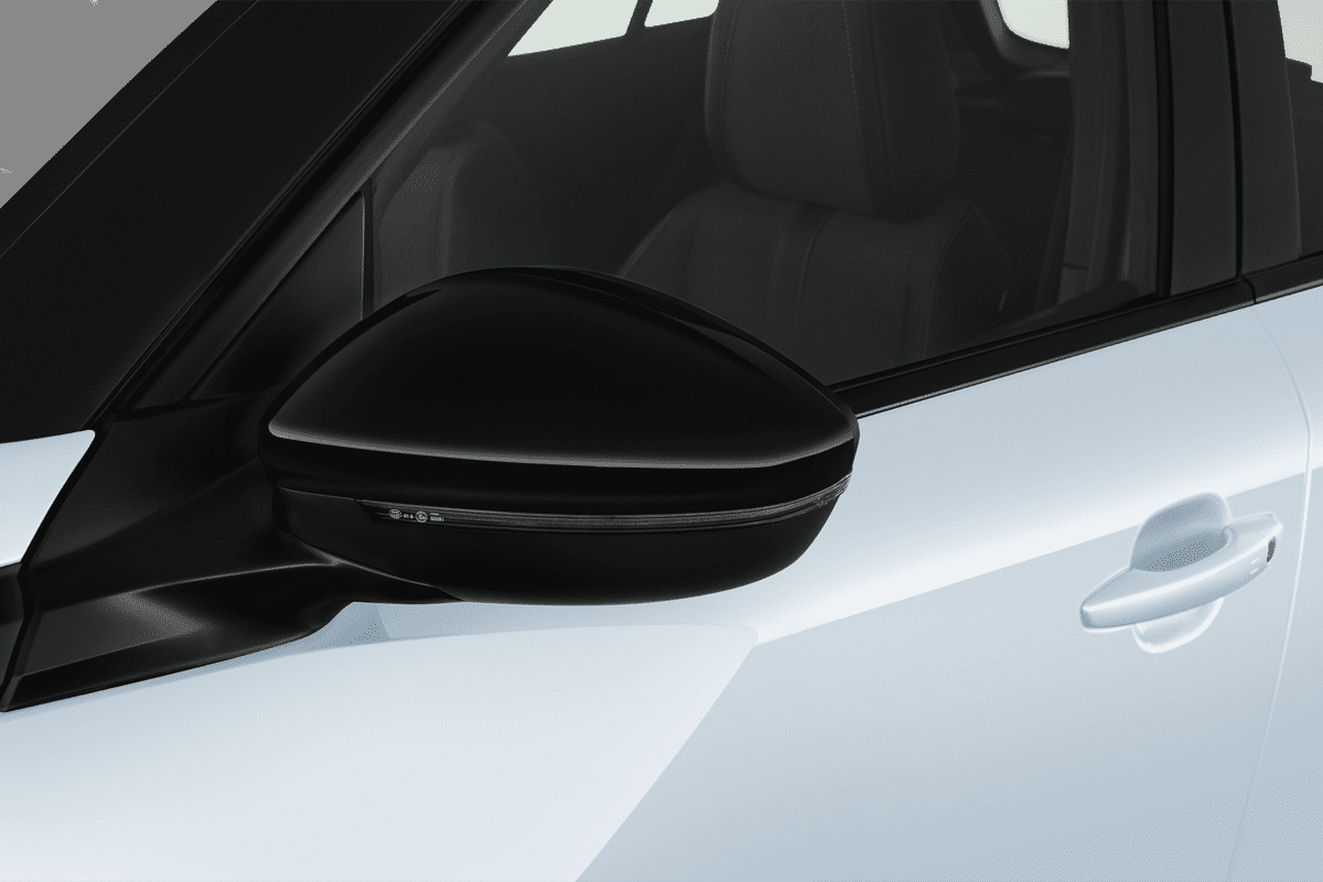 Rückspiegel eines Peugeot e-2008