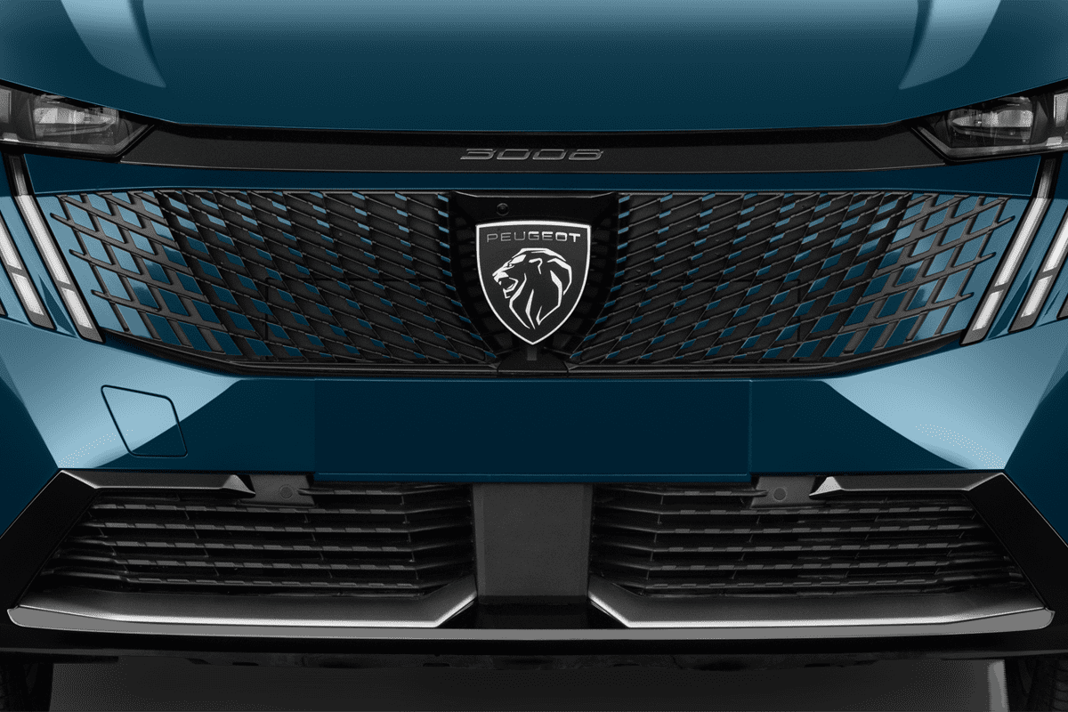 Kühlergrill eines Peugeot 3008 Hybrid 