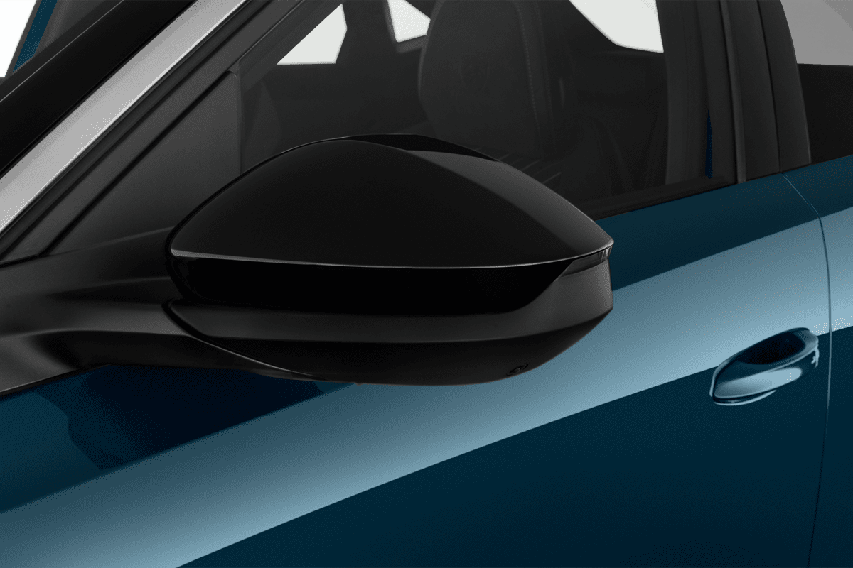 Rückspiegel eines Peugeot 3008 Hybrid 