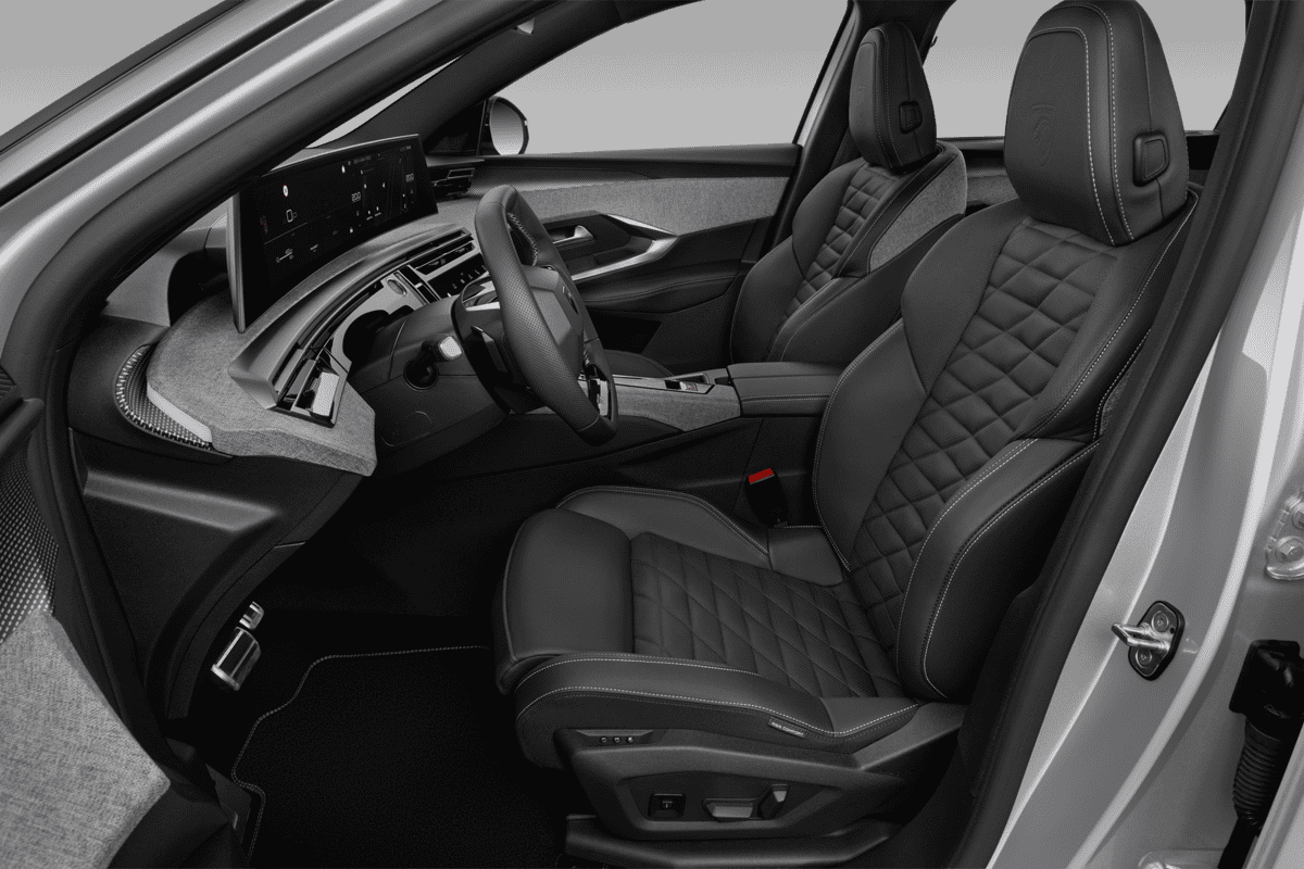 Vordersitze eines Peugeot E-5008 