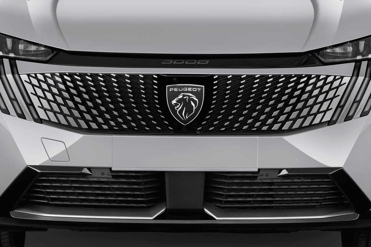 Kühlergrill eines Peugeot E-5008 