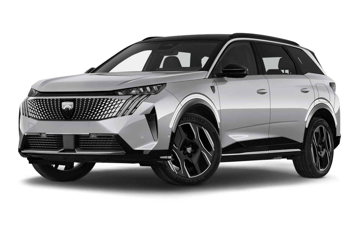 Tiefe, schräge Heckansicht eines Peugeot E-5008 , freigestellt