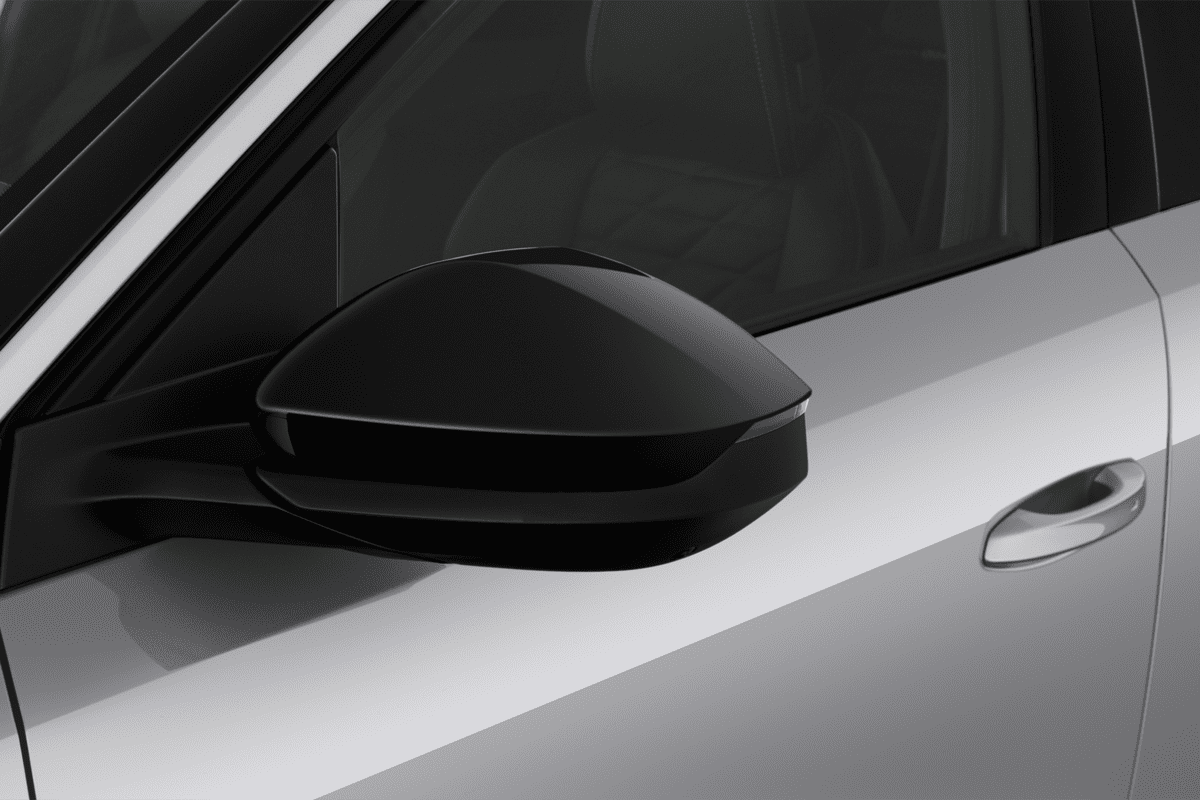 Rückspiegel eines Peugeot E-5008 