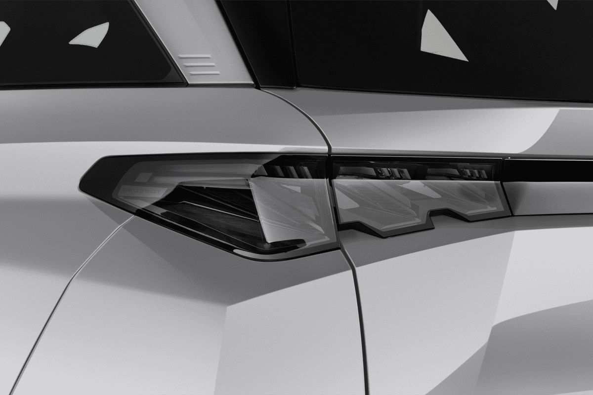 Heckleuchten eines Peugeot E-5008 