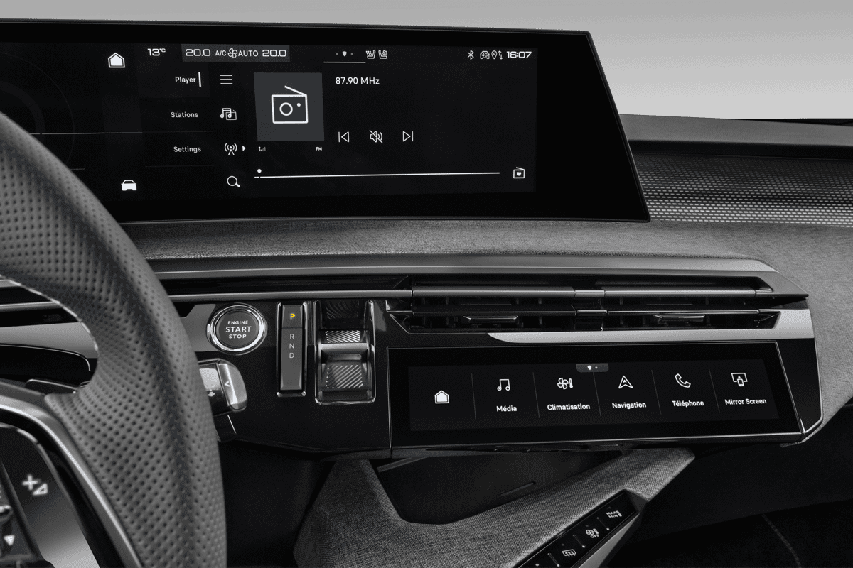 Audiosystem eines Peugeot e-5008  (KI-generiert)
