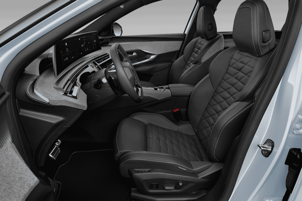 Vordersitze eines Peugeot e-5008  (KI-generiert)