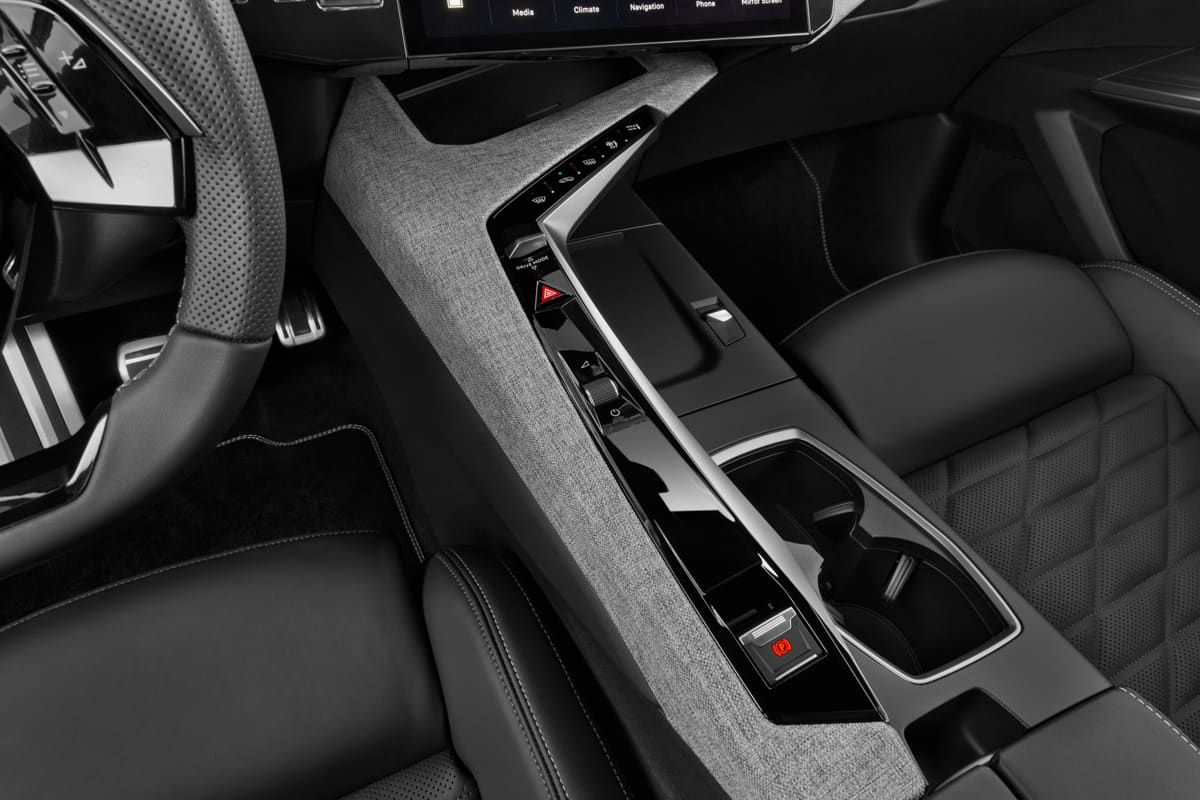 Schaltknüppel eines Peugeot e-5008  (KI-generiert)