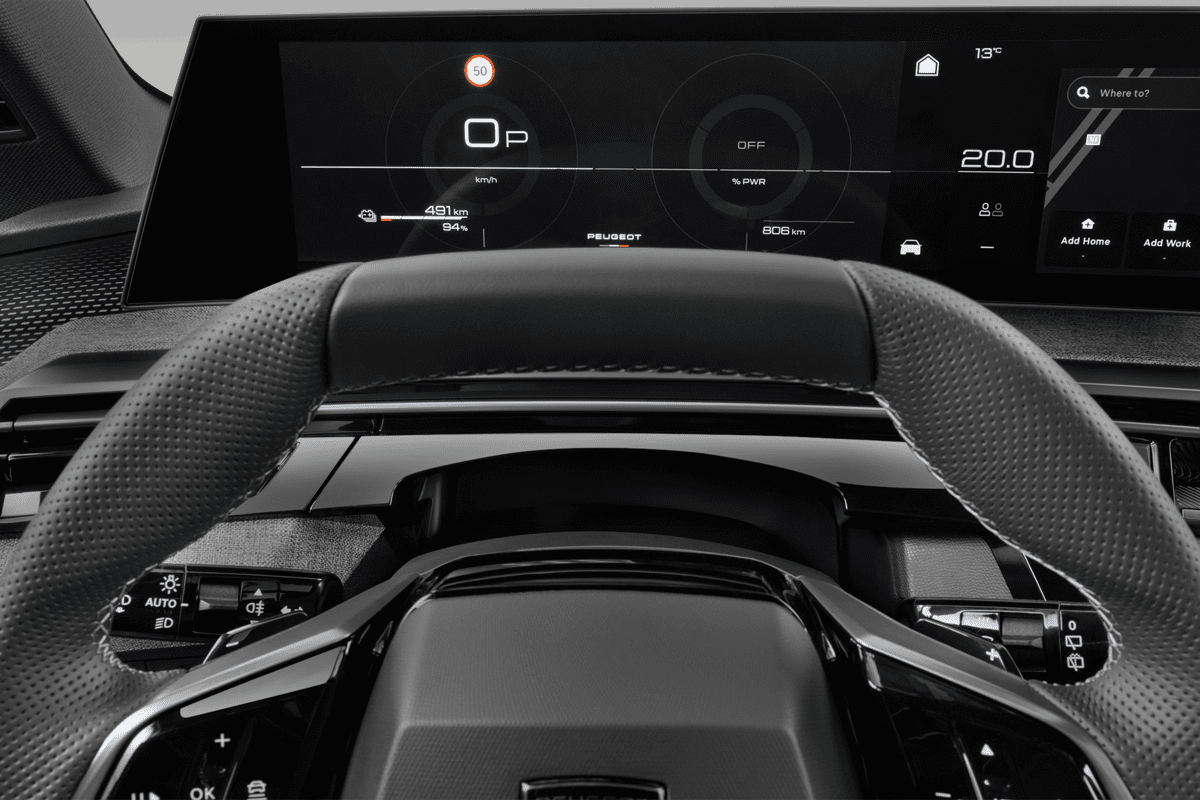 Kombiinstrument eines Peugeot e-5008  (KI-generiert)