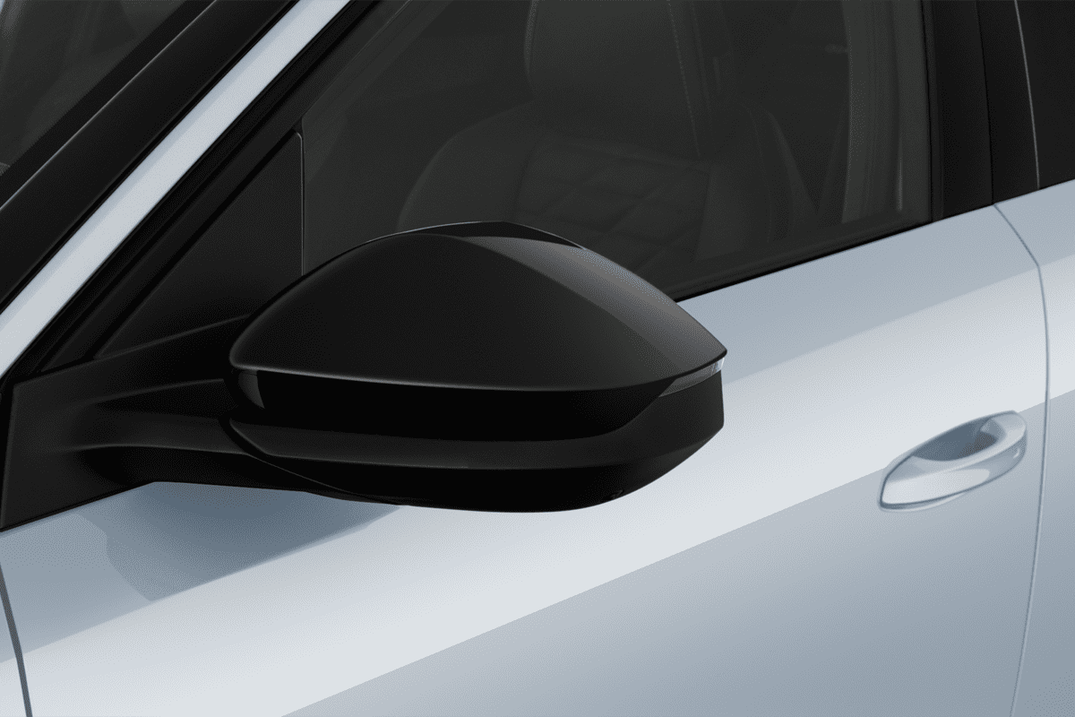 Rückspiegel eines Peugeot e-5008  (KI-generiert)
