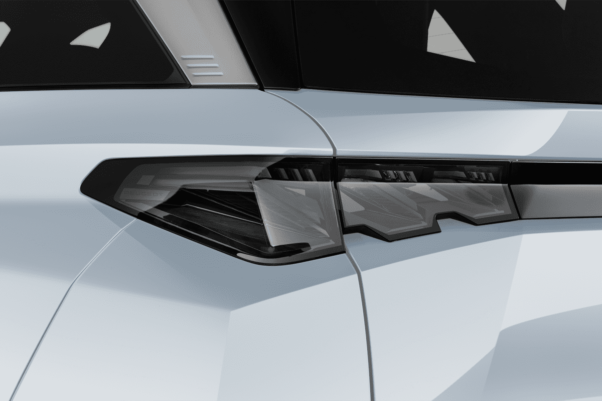 Heckleuchten eines Peugeot e-5008  (KI-generiert)