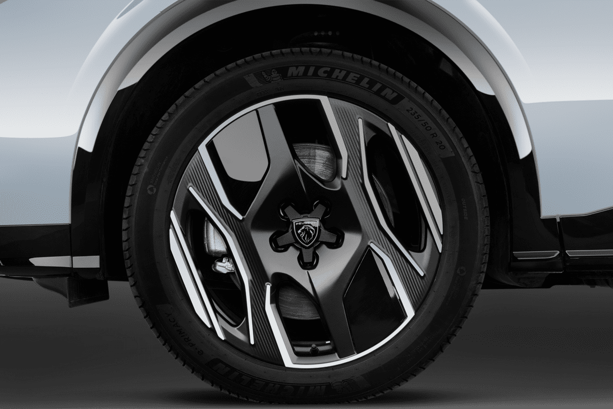 Radkappe oder Felge eines Peugeot e-5008  (KI-generiert)