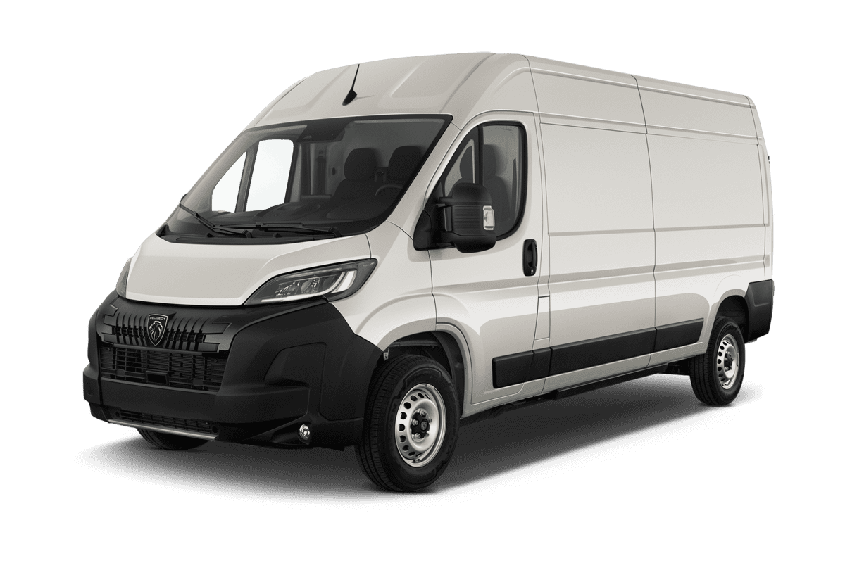 Schräge Frontansicht eines Peugeot e-Boxer, freigestellt