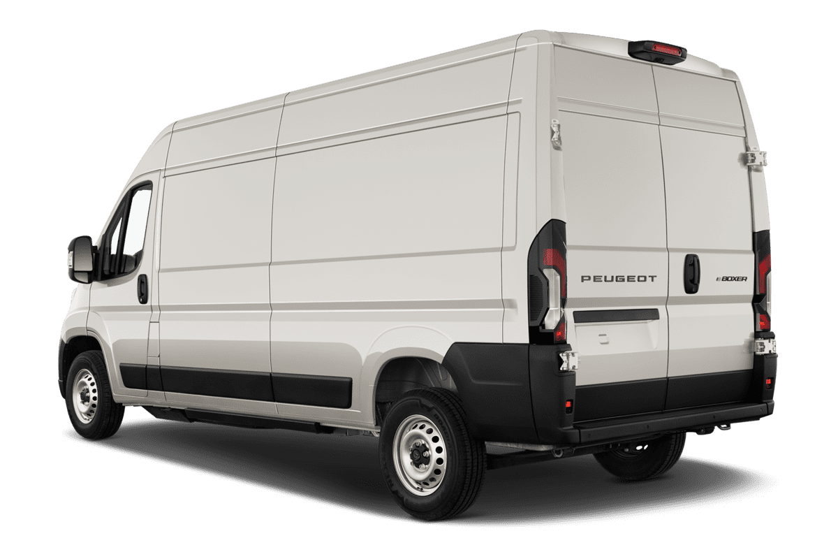 Schräge Heckansicht eines Peugeot e-Boxer, freigestellt