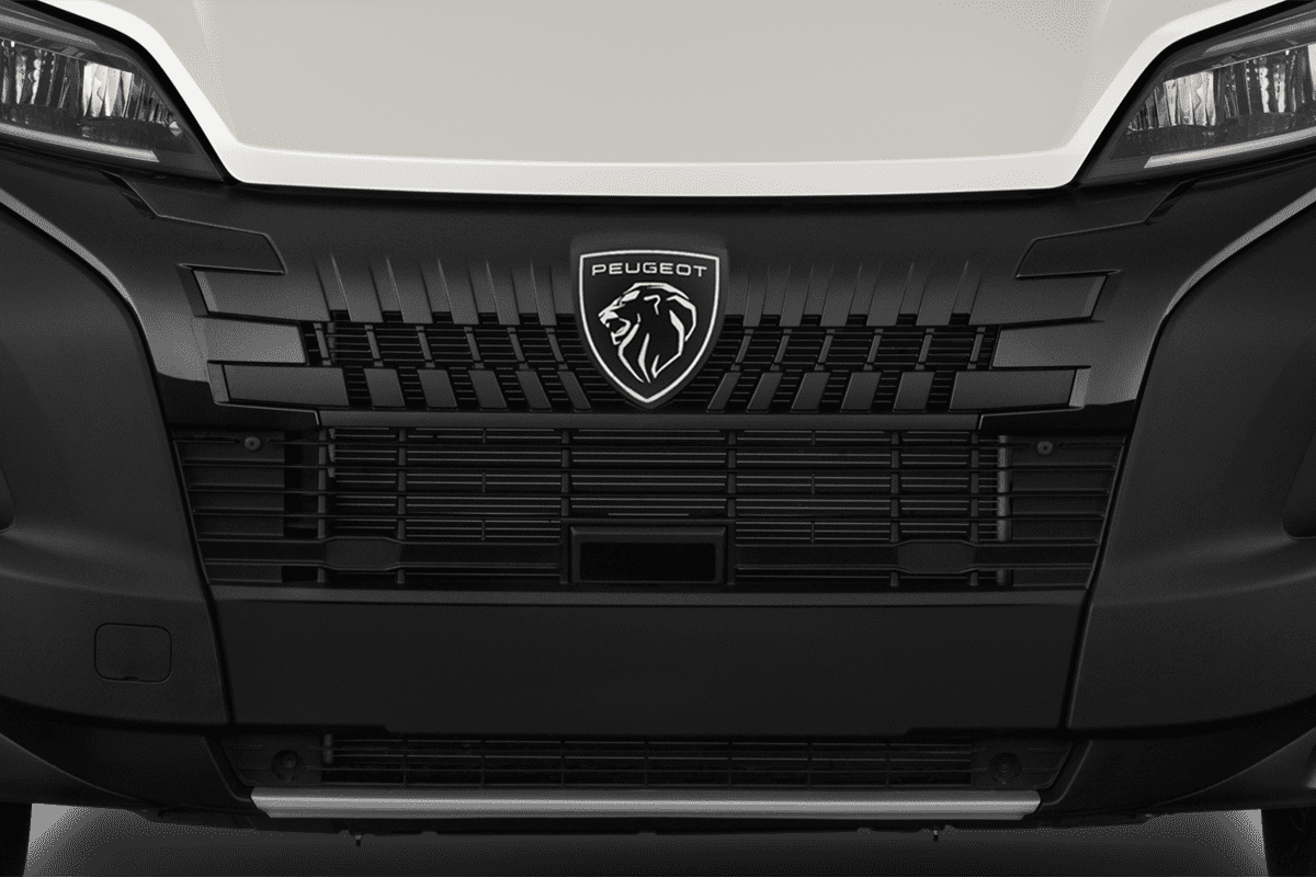 Kühlergrill eines Peugeot e-Boxer