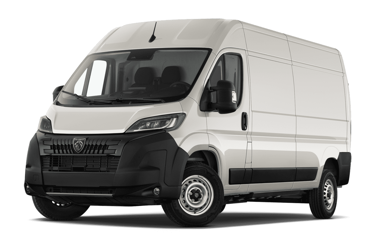 Tiefe, schräge Heckansicht eines Peugeot e-Boxer, freigestellt