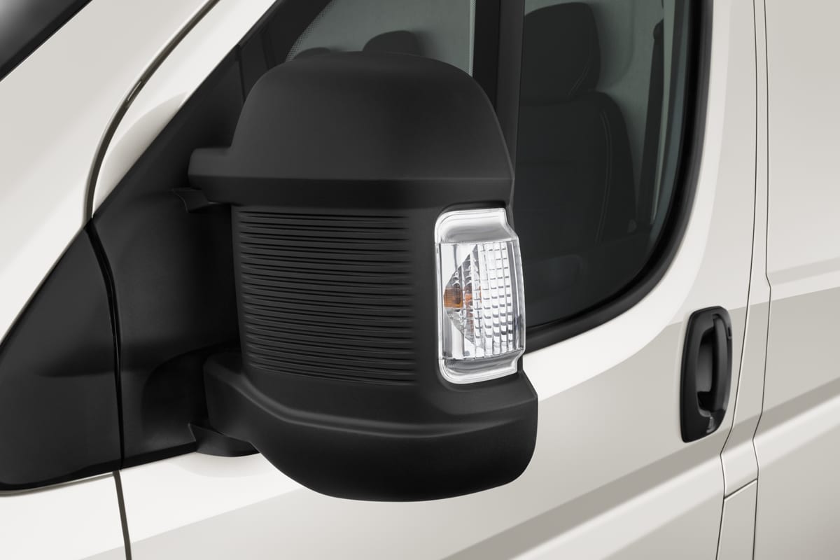 Rückspiegel eines Peugeot e-Boxer