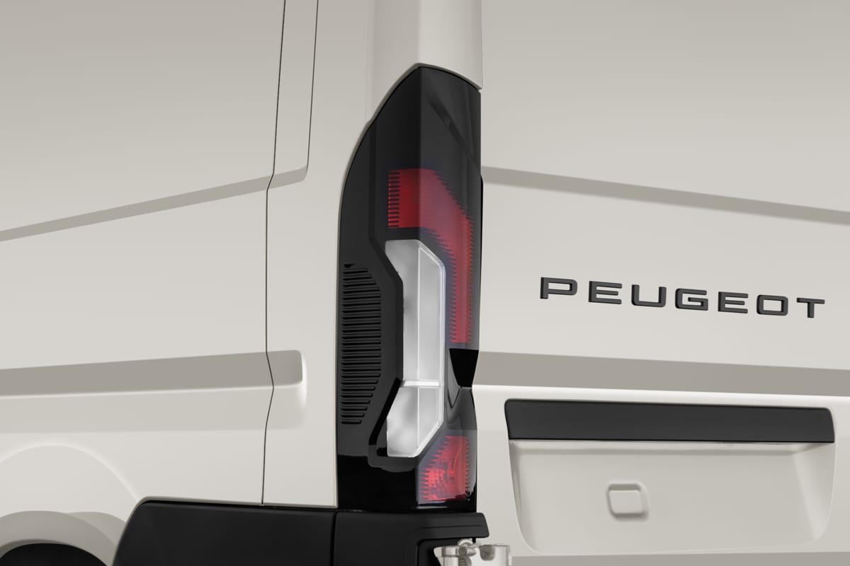 Heckleuchten eines Peugeot e-Boxer