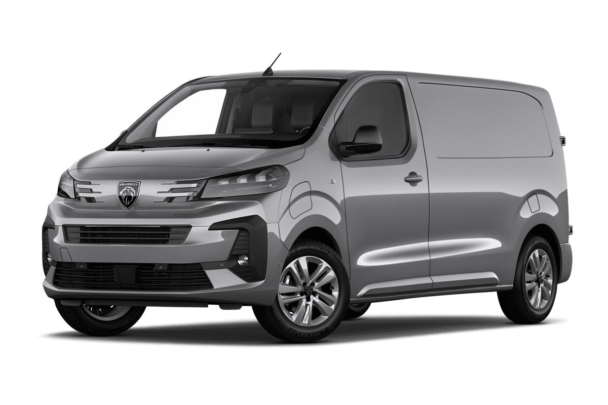 Tiefe, schräge Heckansicht eines Peugeot E-Expert Kastenwagen , freigestellt