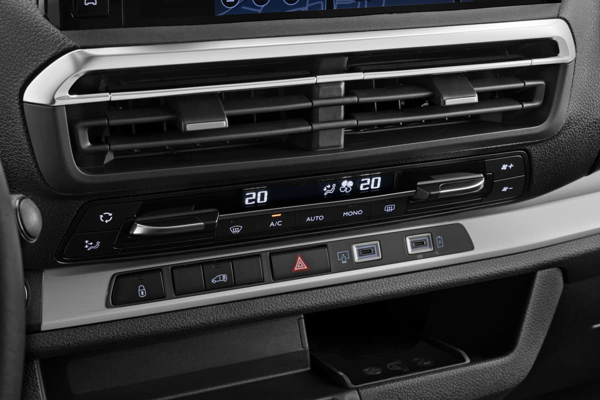 Klimasteuerung eines Peugeot E-Expert Kastenwagen 