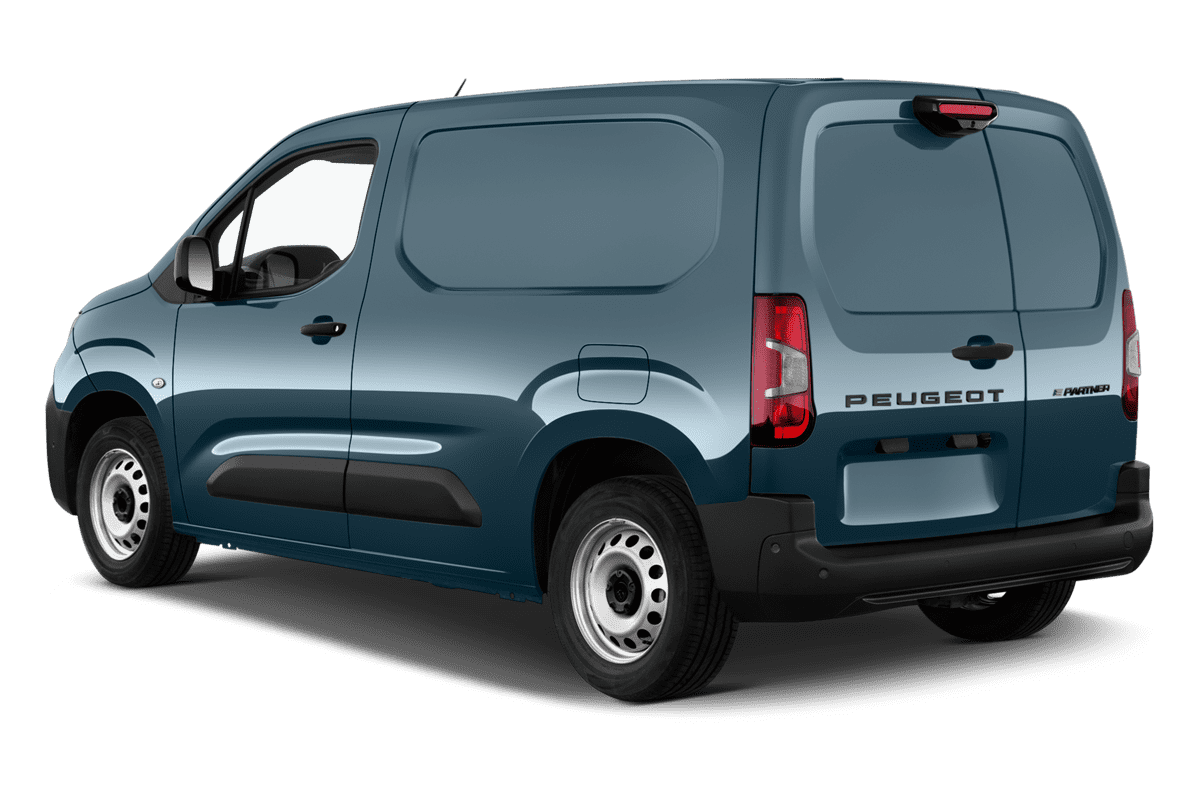 Schräge Heckansicht eines Peugeot e-Partner Kastenwagen, freigestellt