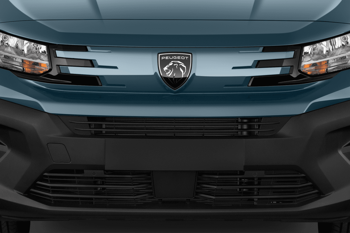Kühlergrill eines Peugeot e-Partner Kastenwagen
