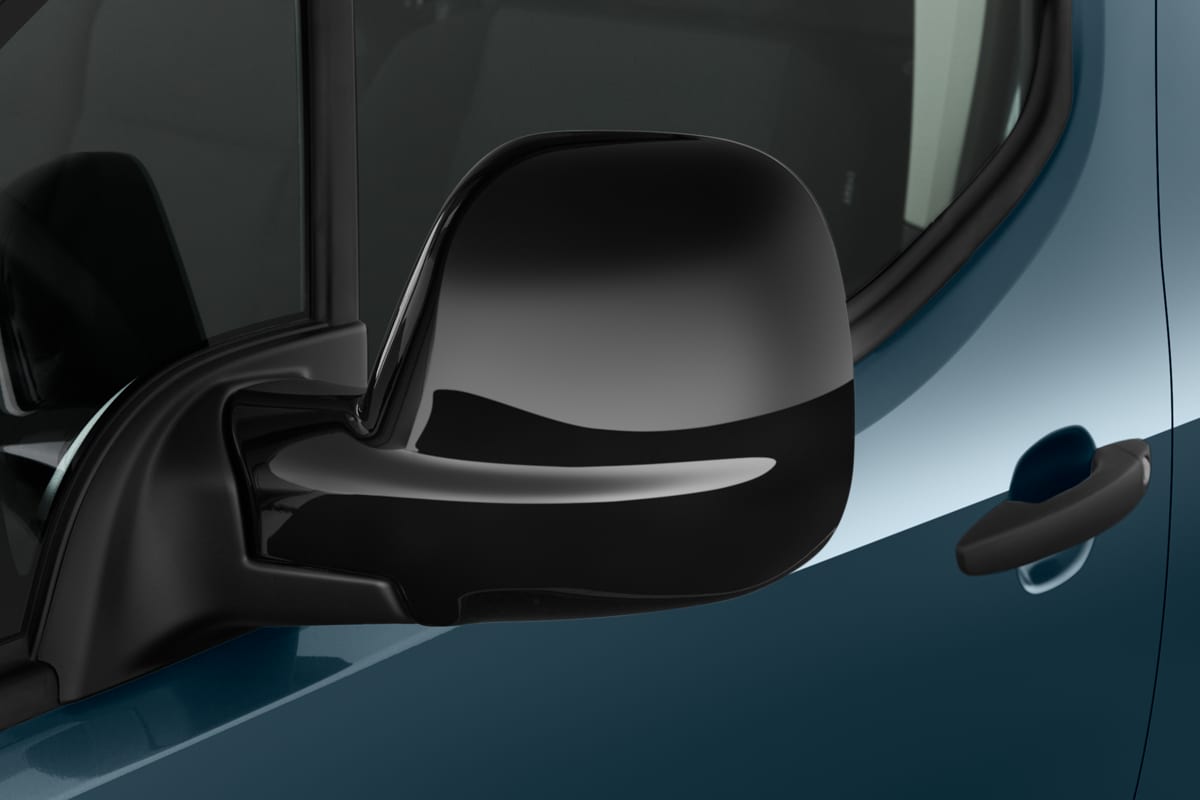 Rückspiegel eines Peugeot e-Partner Kastenwagen