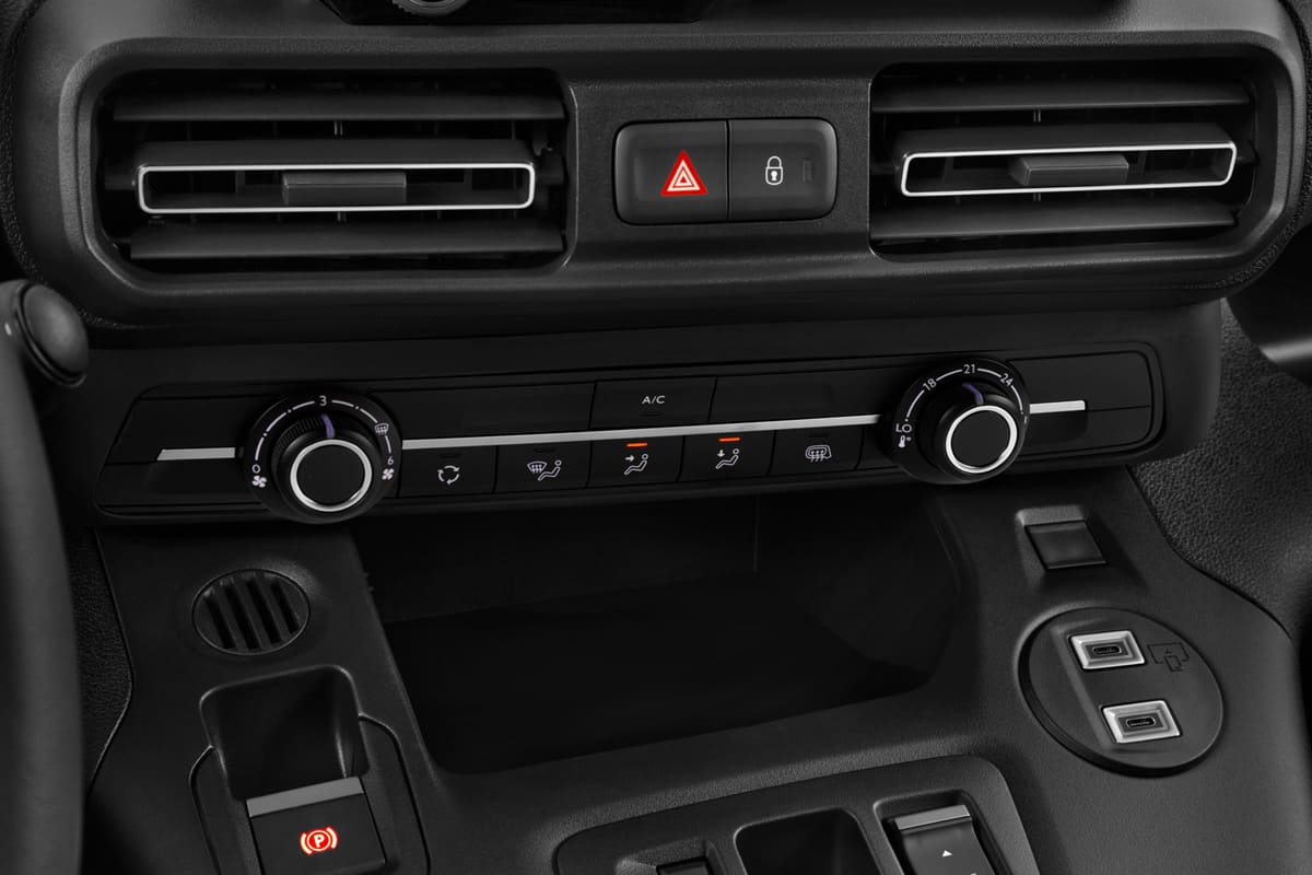 Klimasteuerung eines Peugeot e-Partner Kastenwagen