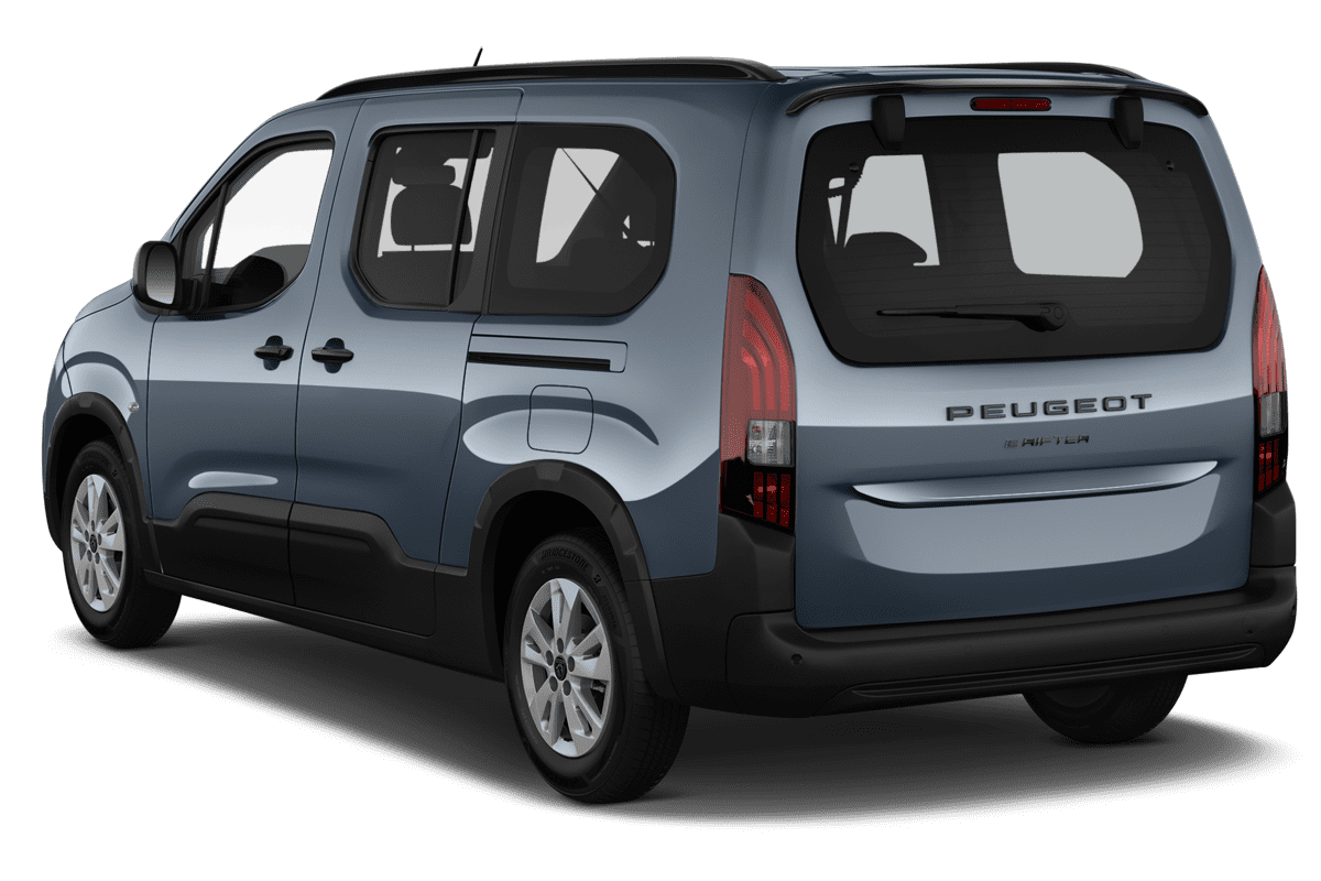 Schräge Heckansicht eines Peugeot e-Rifter, freigestellt